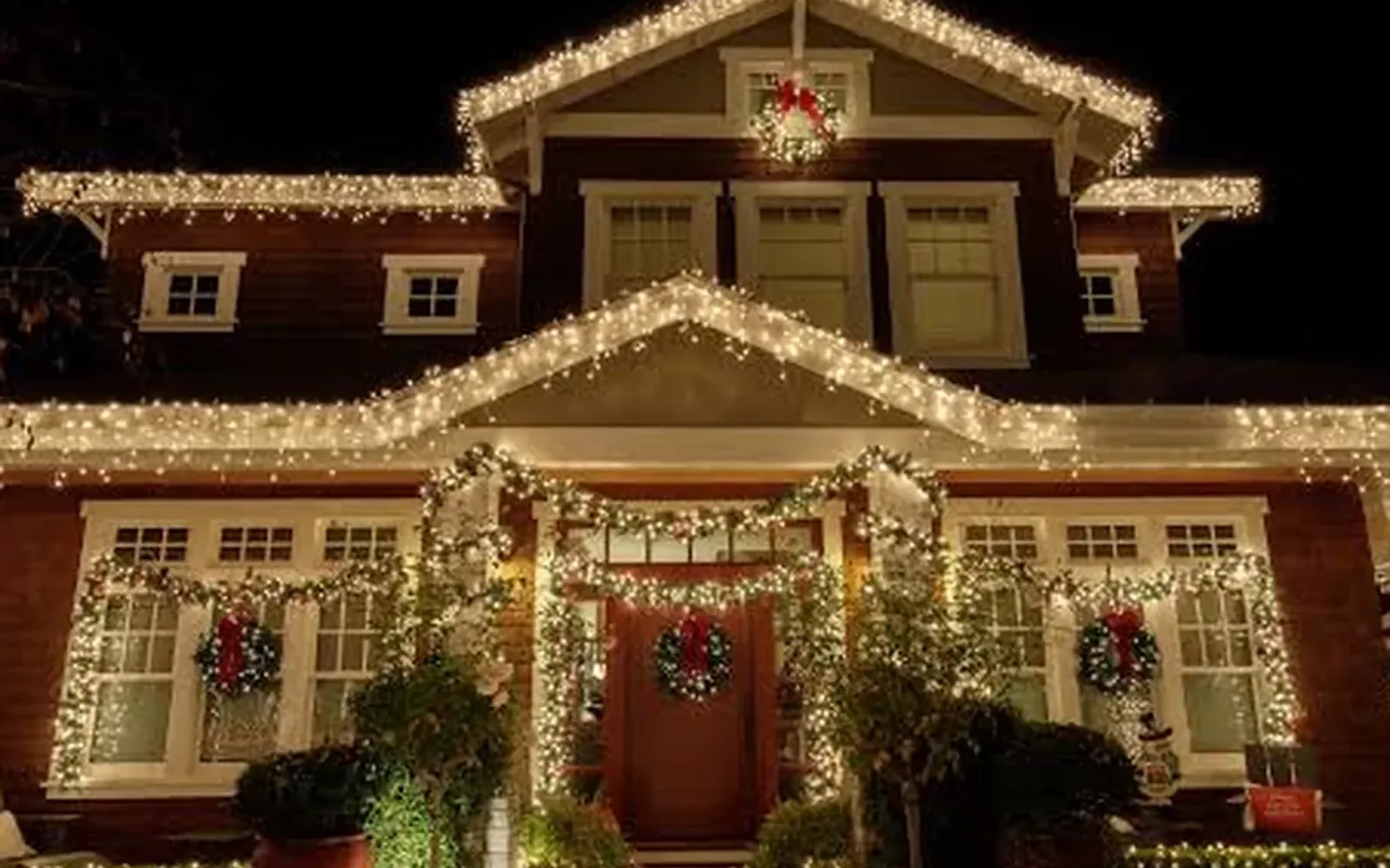 A North Dallas home with ClearVue holiday lights installed